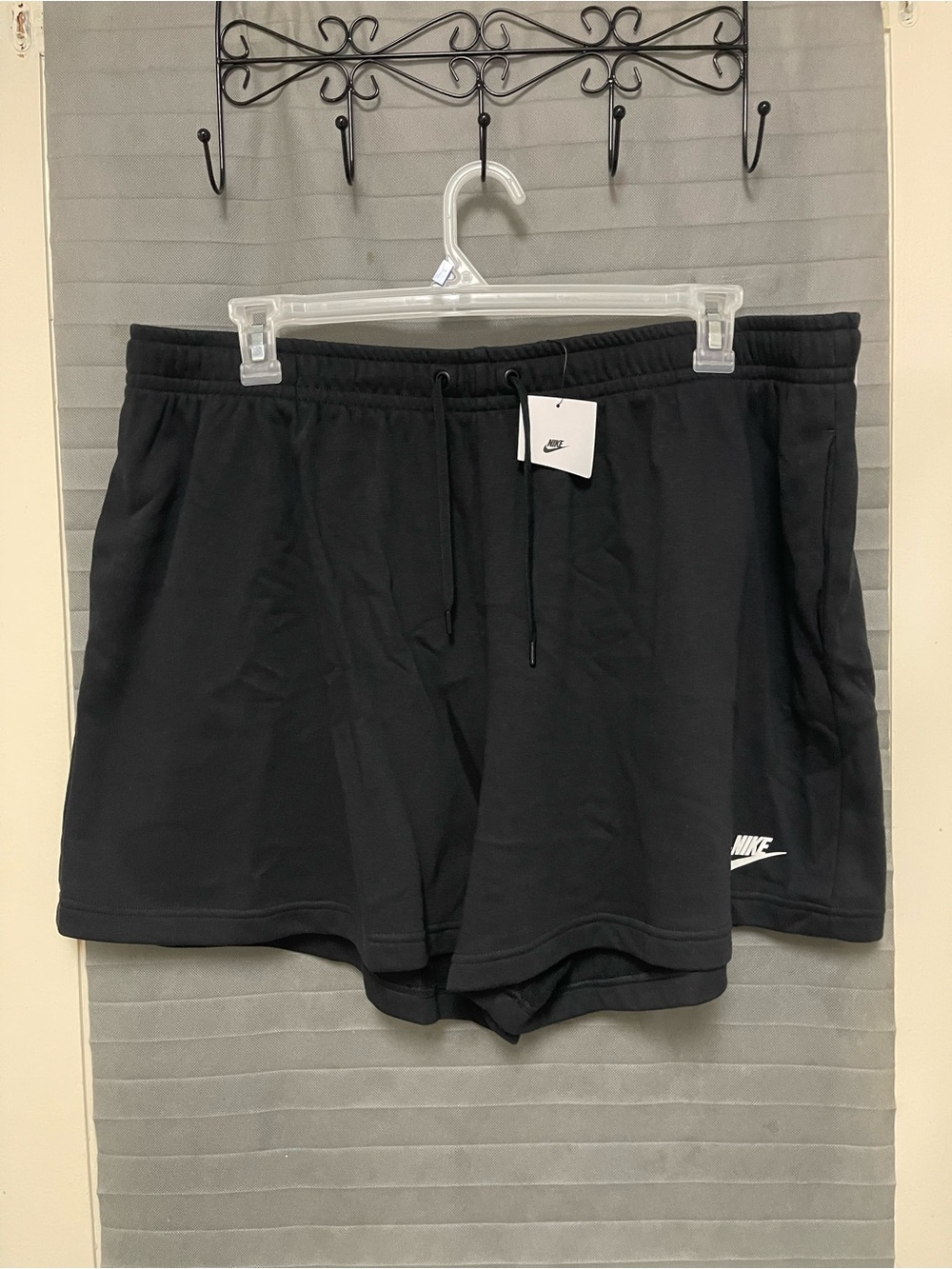 Nike women standard fit mid rise shorts size 2X black